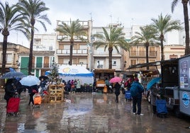 Imagen de las horas previas a Nochevieja en una plaza de Paiporta.