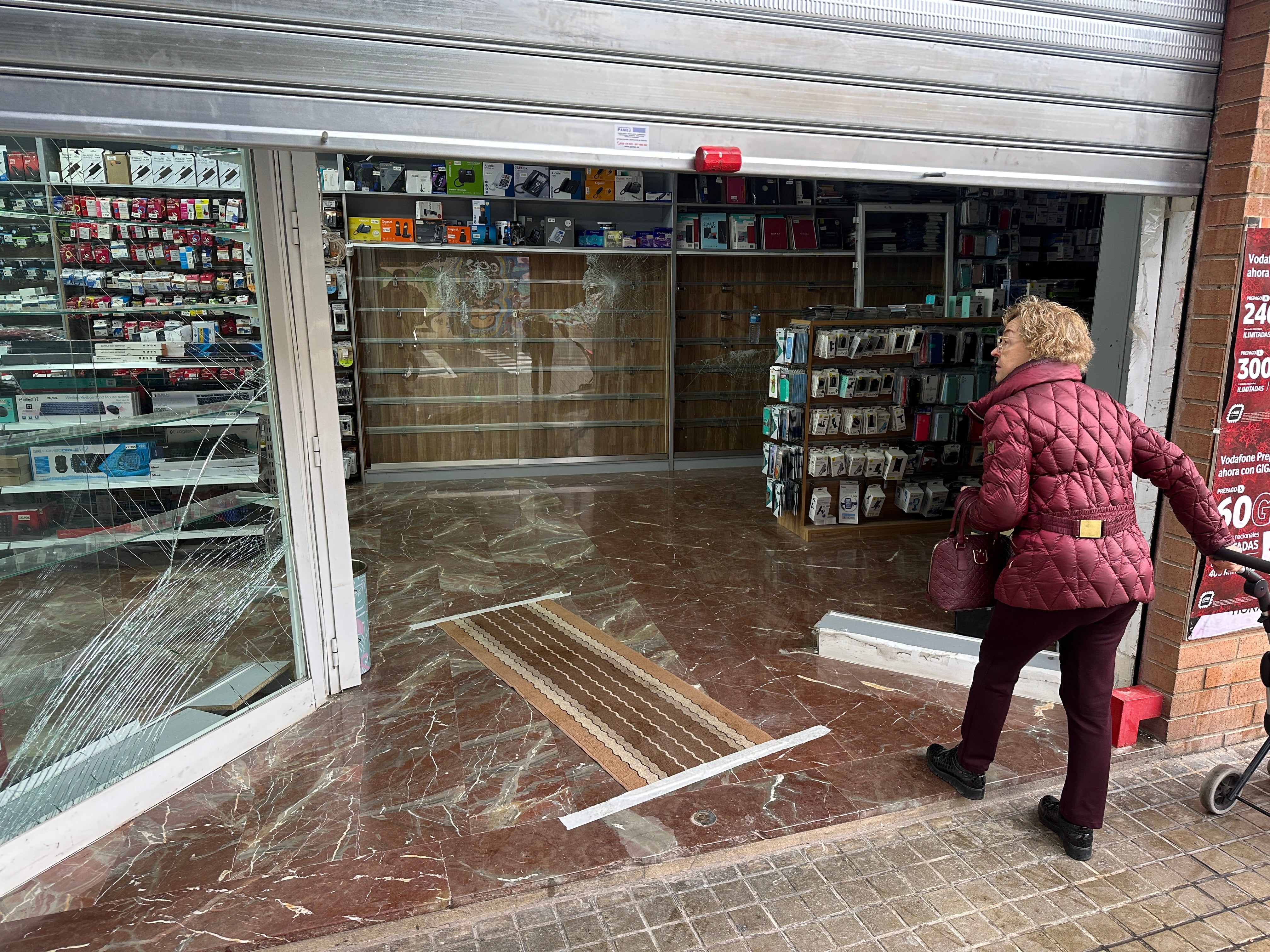 Robo de película en Valencia: hachas y alunizaje para asaltar una tienda de móviles