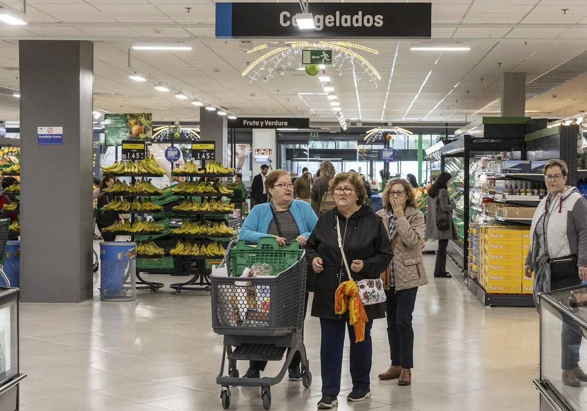 Clientes en uno de los establecimientos de Mercadona.