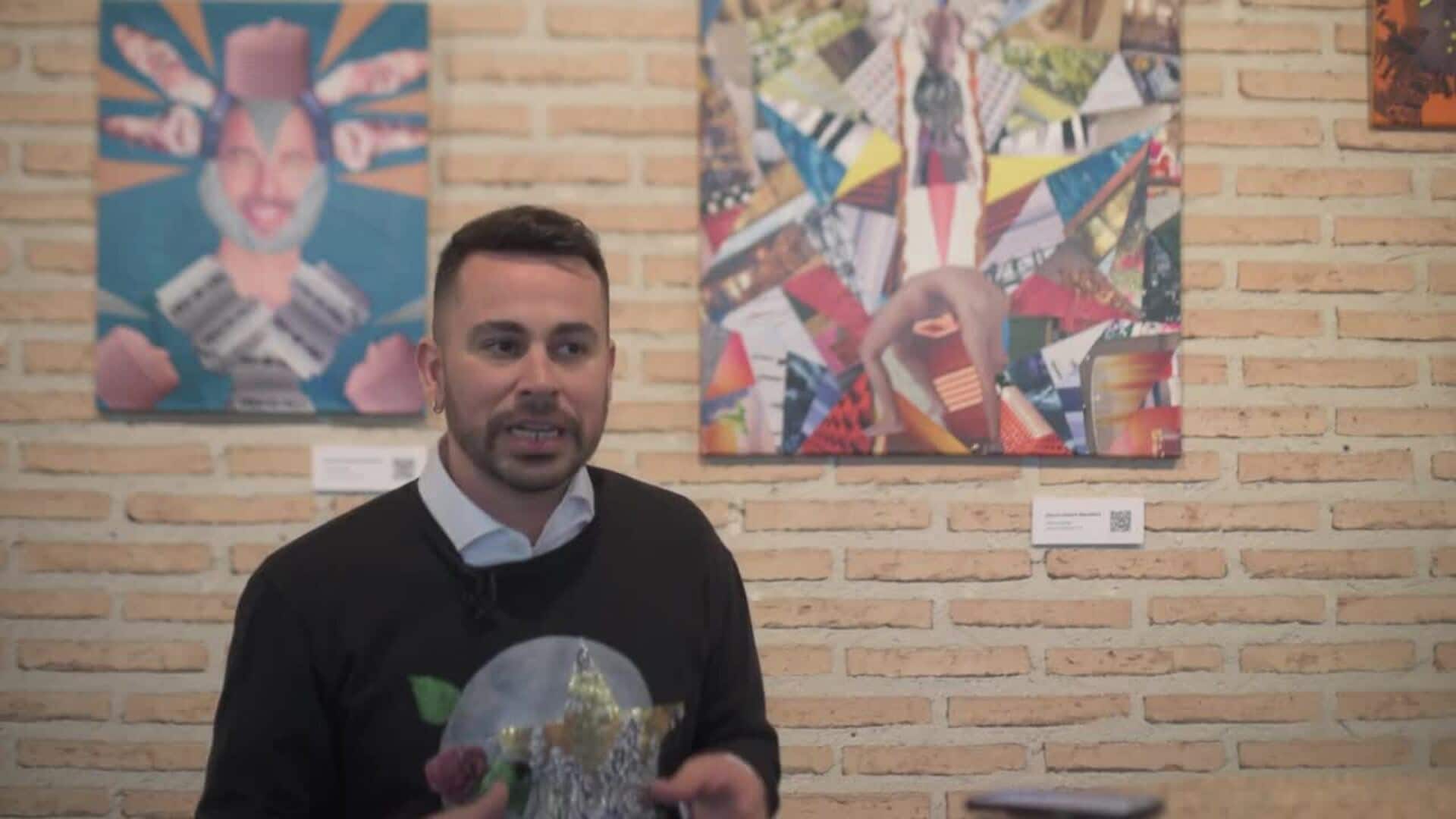 El conquense Marcos Valencia muestra su puñado de recortes convertidos en arte