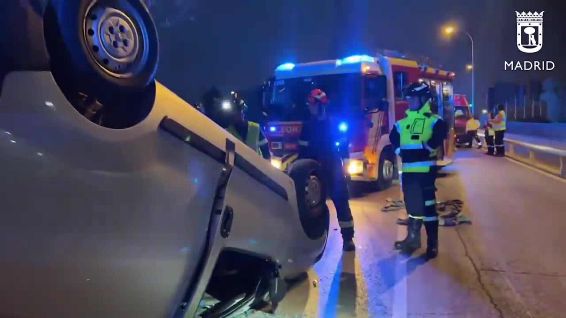 Dos heridos leves tras volcar su furgoneta y quedarse atrapados en una calle de Villaverde