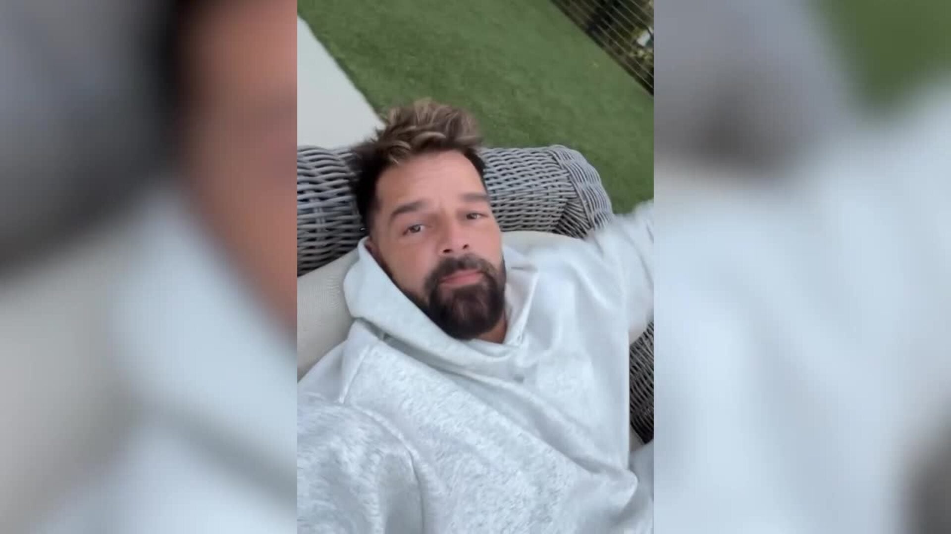 Ricky Martin causa furor posando semidesnudo con un llamativo mensaje: "Solo ahora"