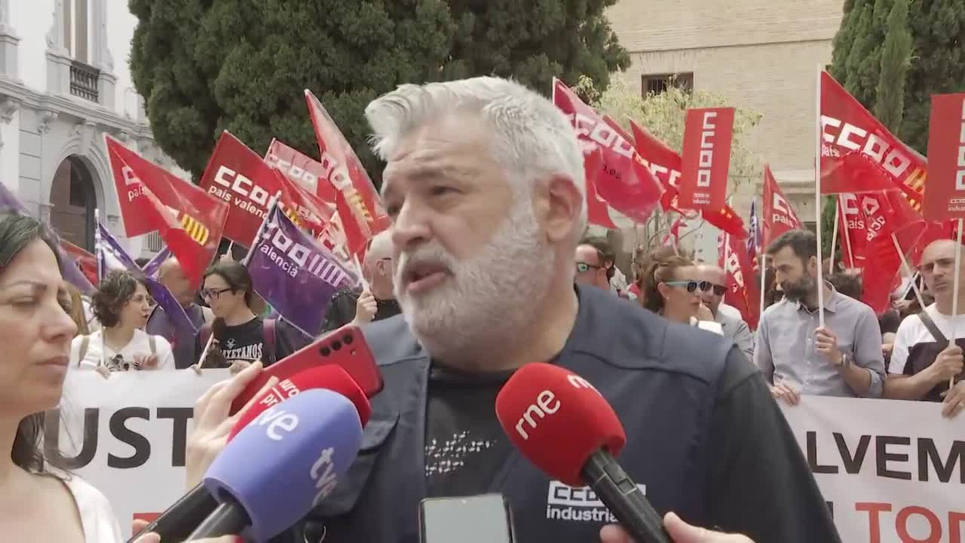 CCOO protesta ante la patronal valenciana para pedir una protección del empleo en la automoción
