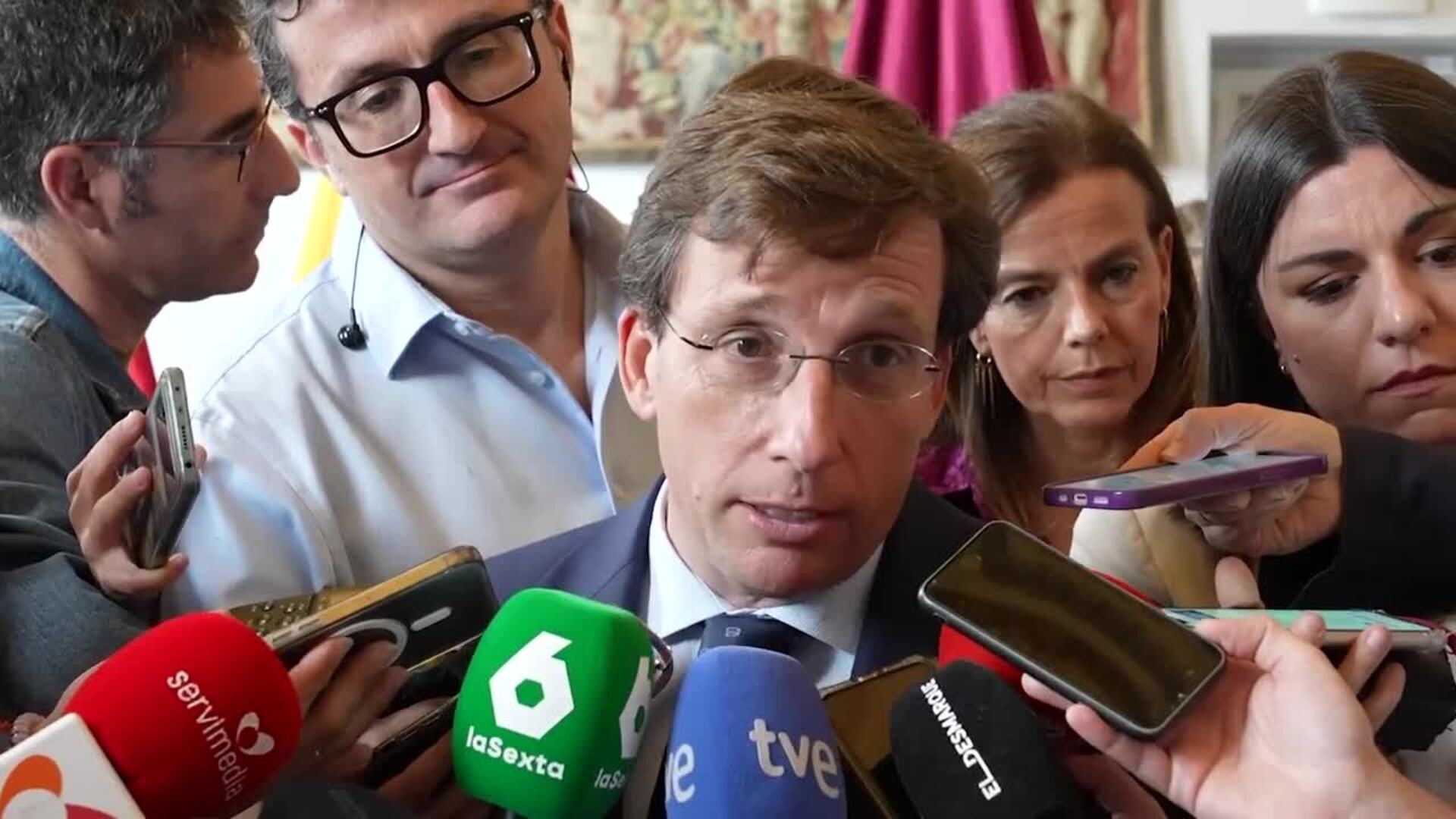 Almeida felicita a Illa y cree que la decisión sobre Cataluña la tomará Sánchez