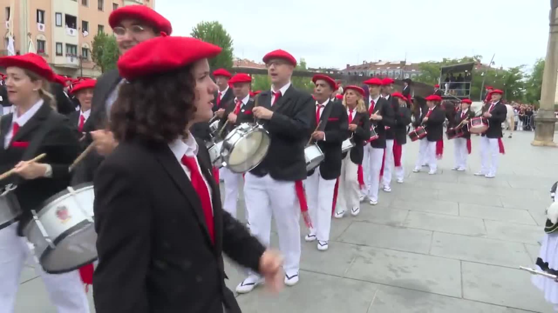 Los alardes de San Marcial desfilan con normalidad y llenan las calles de Irún