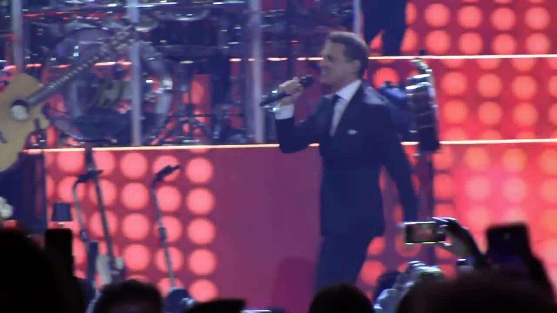 Luis Miguel aterriza en el escenario del Palau Sant Jordi de Barcelona en su gira por España