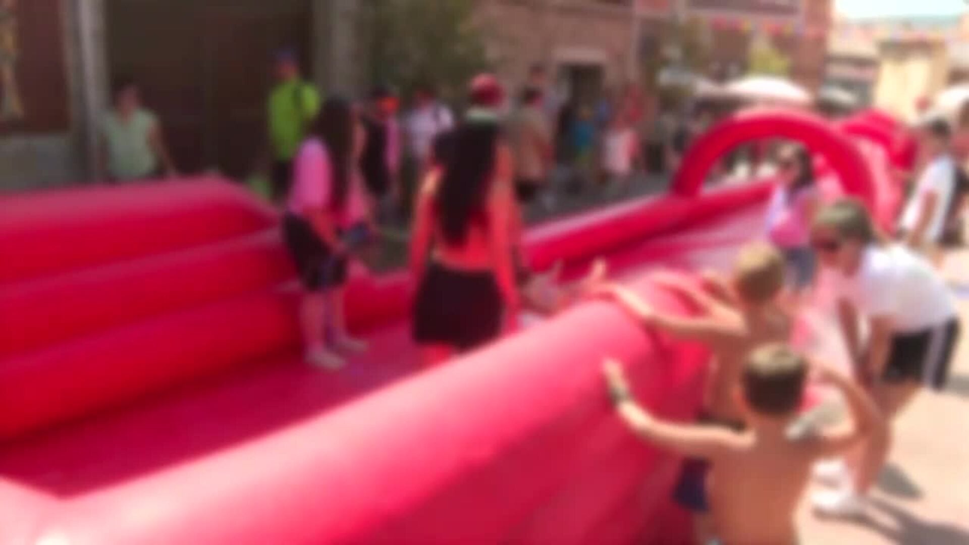 Manzanares El Real (Madrid) monta un parque acuático urbano en sus Fiestas de Verano 2024