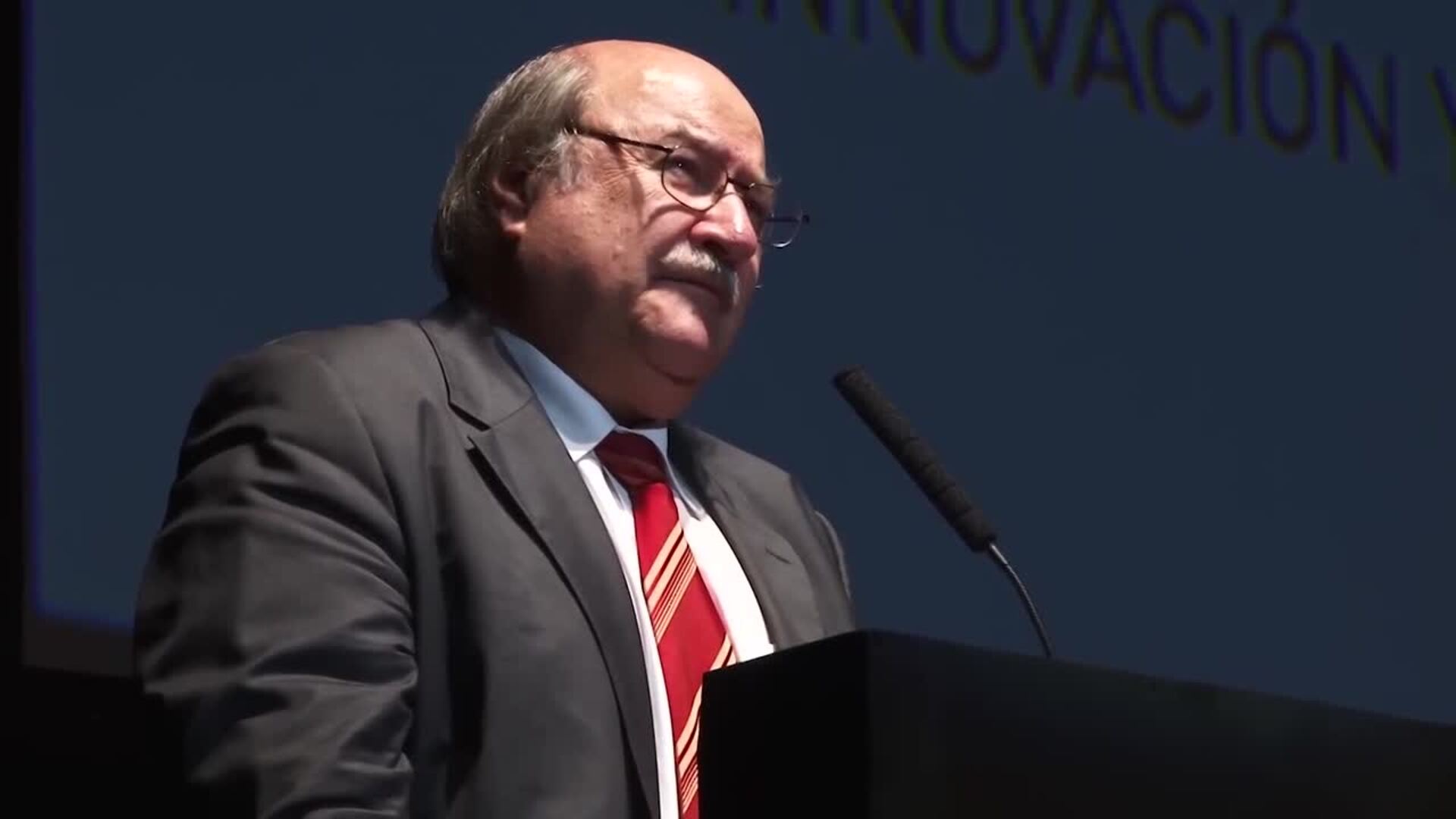 Muere el escritor Antonio Skármeta, autor de 'Ardiente paciencia' y Premio Planeta en 2003