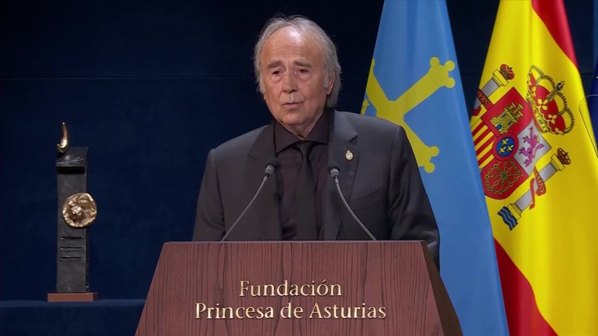 Serrat agradece "a los que han compartido el camino conmigo" Las