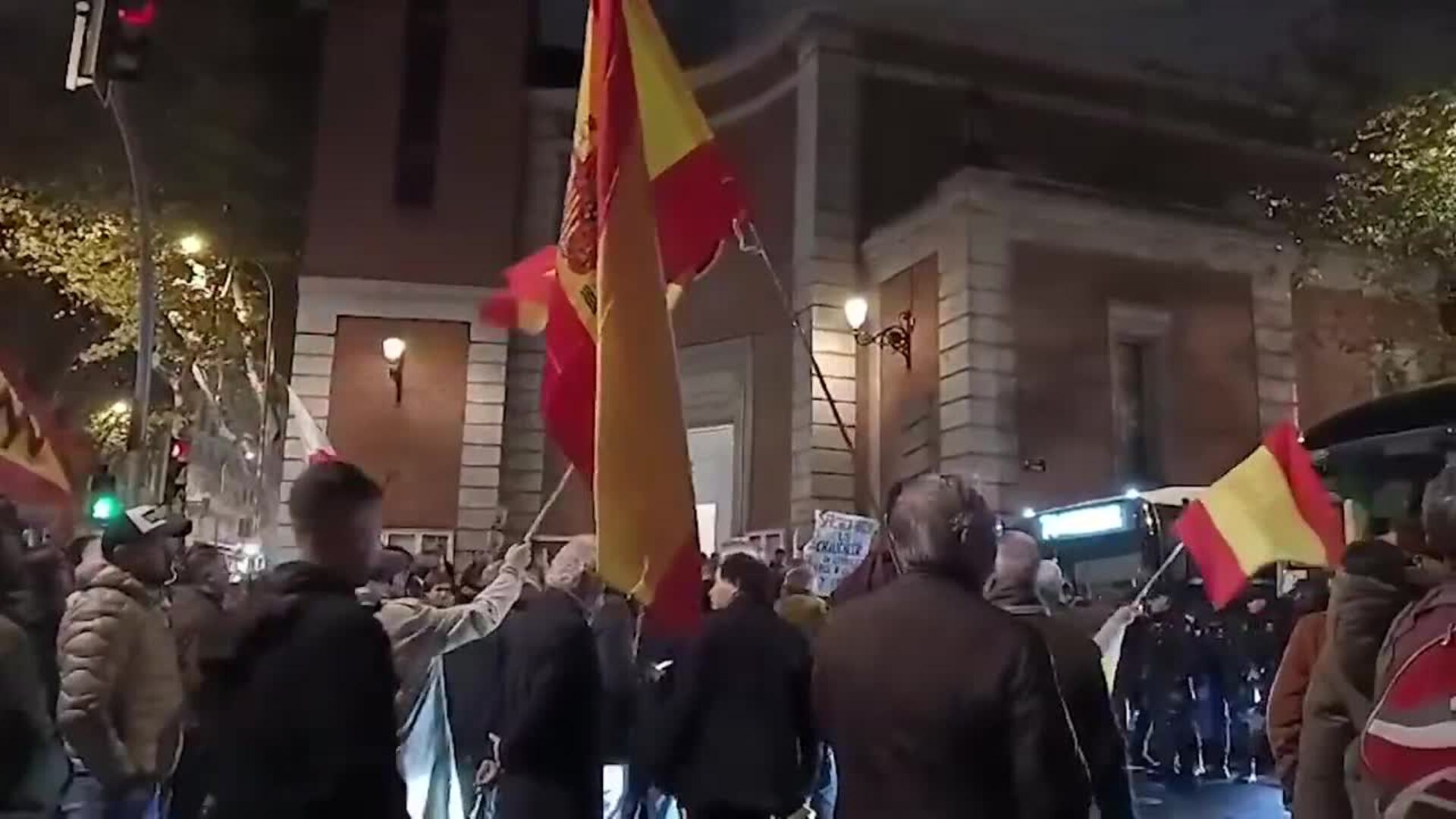 Cientos de manifestantes protestan en la calle Ferraz para pedir la dimisión de Sánchez