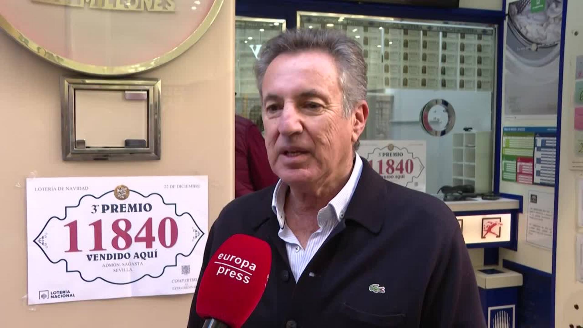 La administración de Sagasta lleva "la alegría" al centro de Sevilla con el tercer premio
