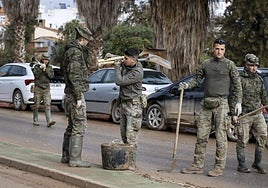 1 de enero de 2025: militares limpian calles y turistas visitando el centro de Valencia