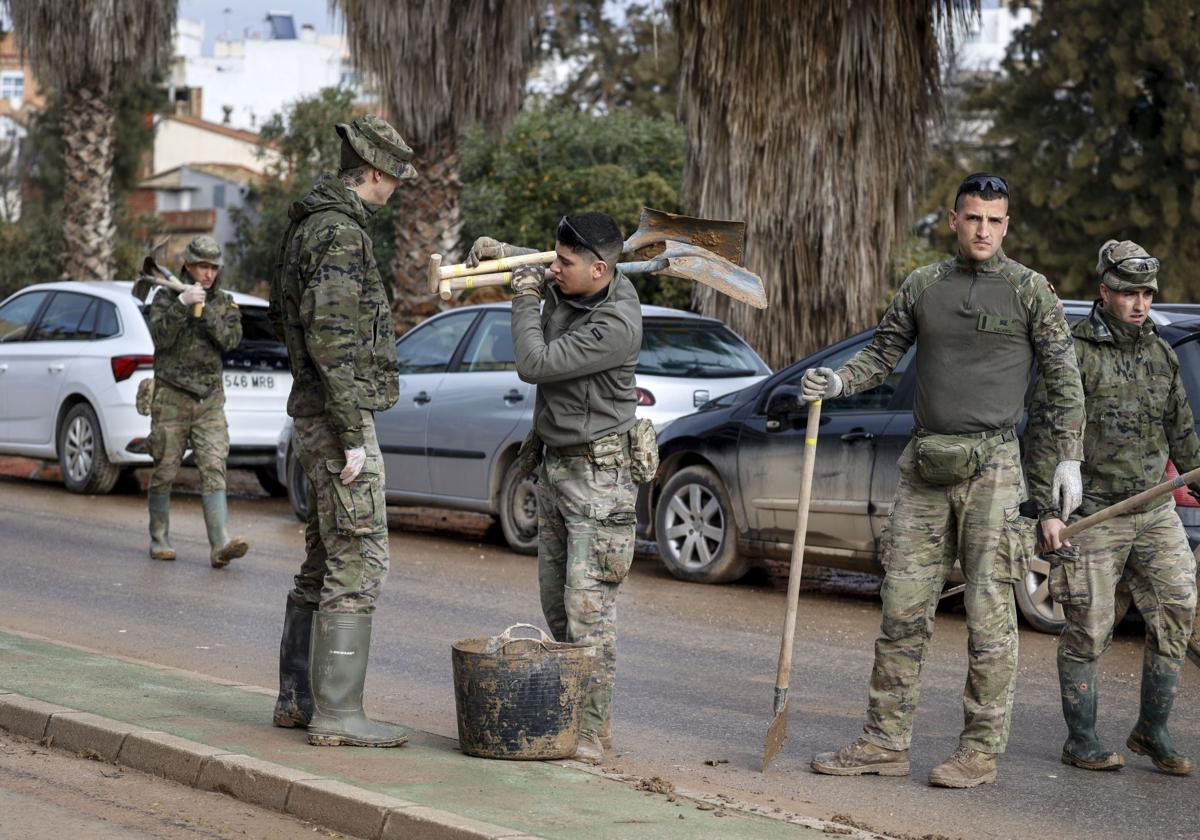 Militares durante las labores de limpieza en la zona cero, este miércoles.