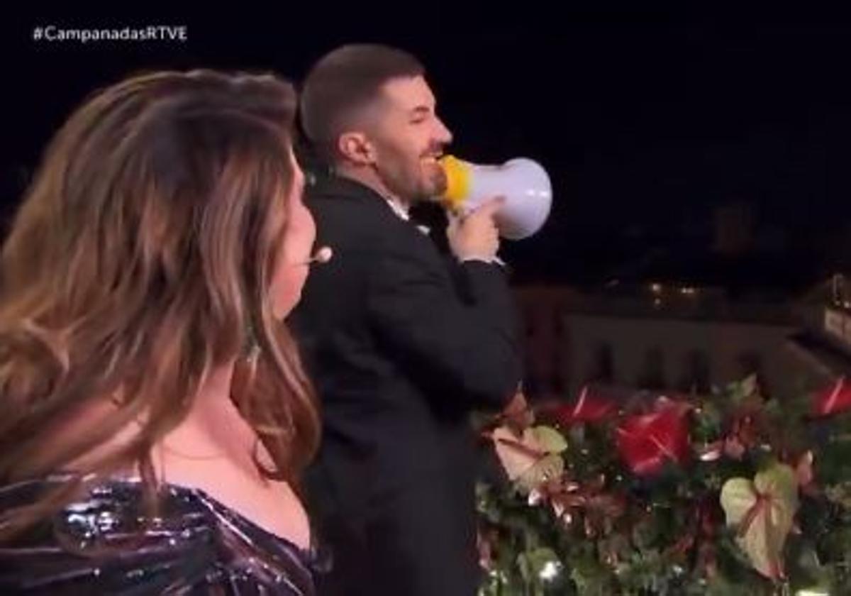 David Broncano y Lalachús intentan la «reconciliación» con Antena 3 con un megáfono en plenas Campanadas