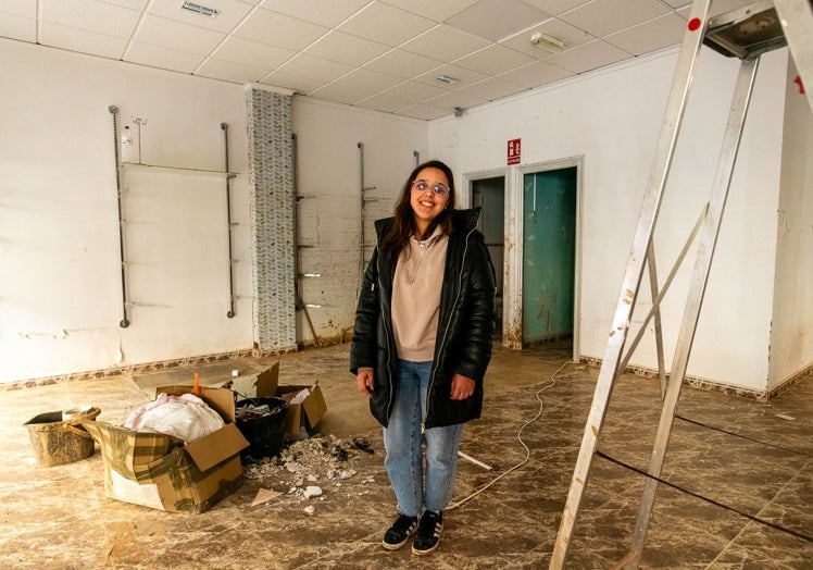 Flor, con su papelería aún por recuperar.