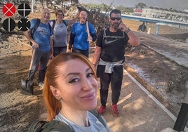 Silvia Jiménez, junto a amigos y familia limpiando en la dana.