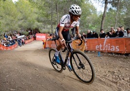 Ceylin del Carmen Alvarado, en el tramo forestal de El Moralet durante la Copa del Mundo de Ciclocross UCI