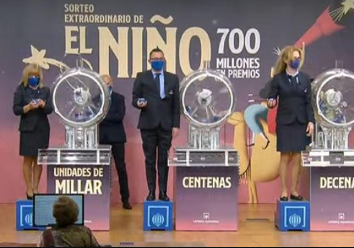 Extracción de bolas en el sorteo del Niño 2022.