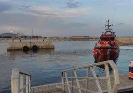 Imagen de archivo de personal de Cruz Roja en el Puerto de Alicante.