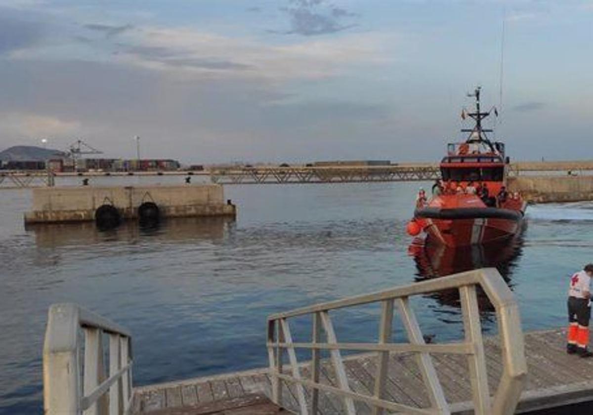 Imagen de archivo de personal de Cruz Roja en el Puerto de Alicante.