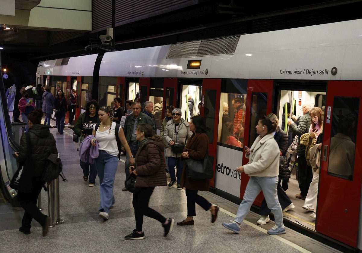 Pasajeros en la estación de metro de Colón.