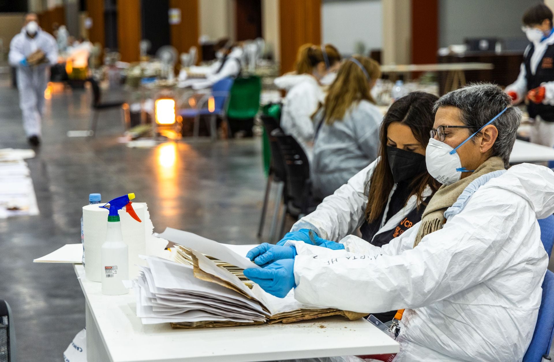 Así se quita el barro de archivos y obras de arte dañados por la dana