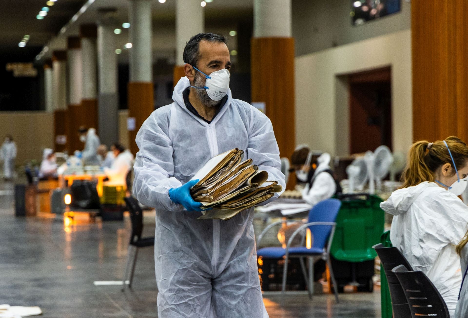 Así se quita el barro de archivos y obras de arte dañados por la dana