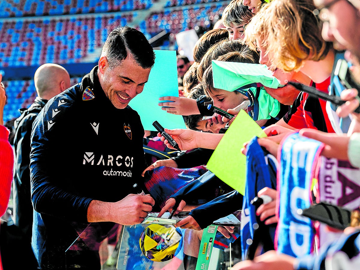 Andrés Fernández se para a firmar autográfos con los aficionados del Levante