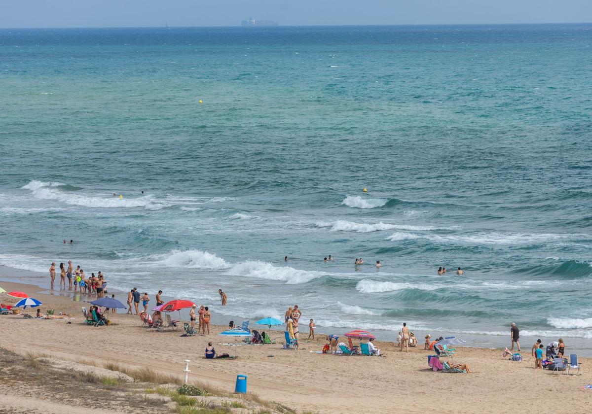 Gente disfrutando de las vacaciones en la playa.