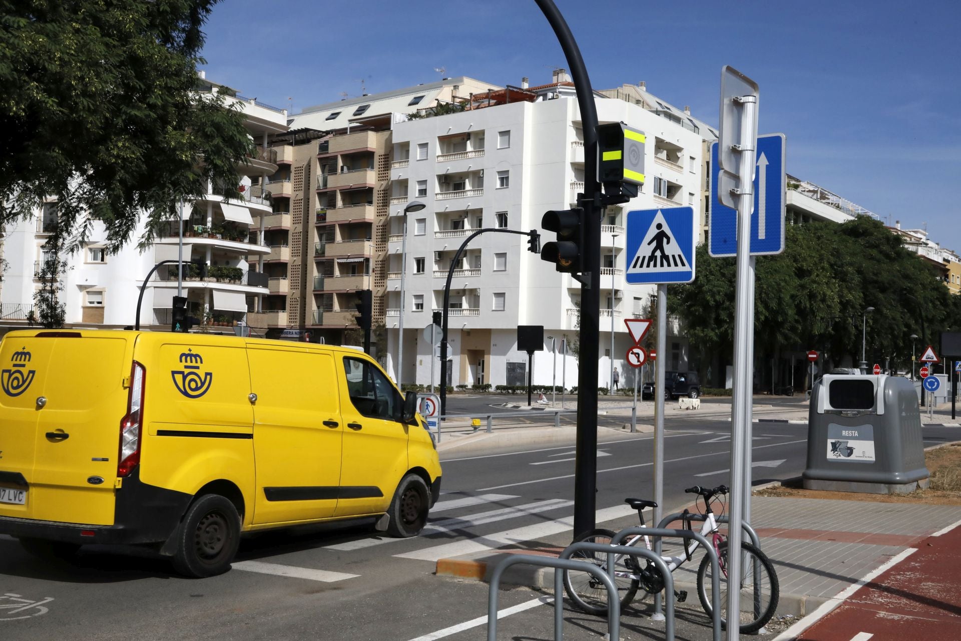 Uno de los radares instalados en la avenida Joan Fuster.