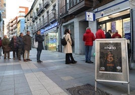 Clientes guardan cola para comprar un décimo del Sorteo de el Niño.