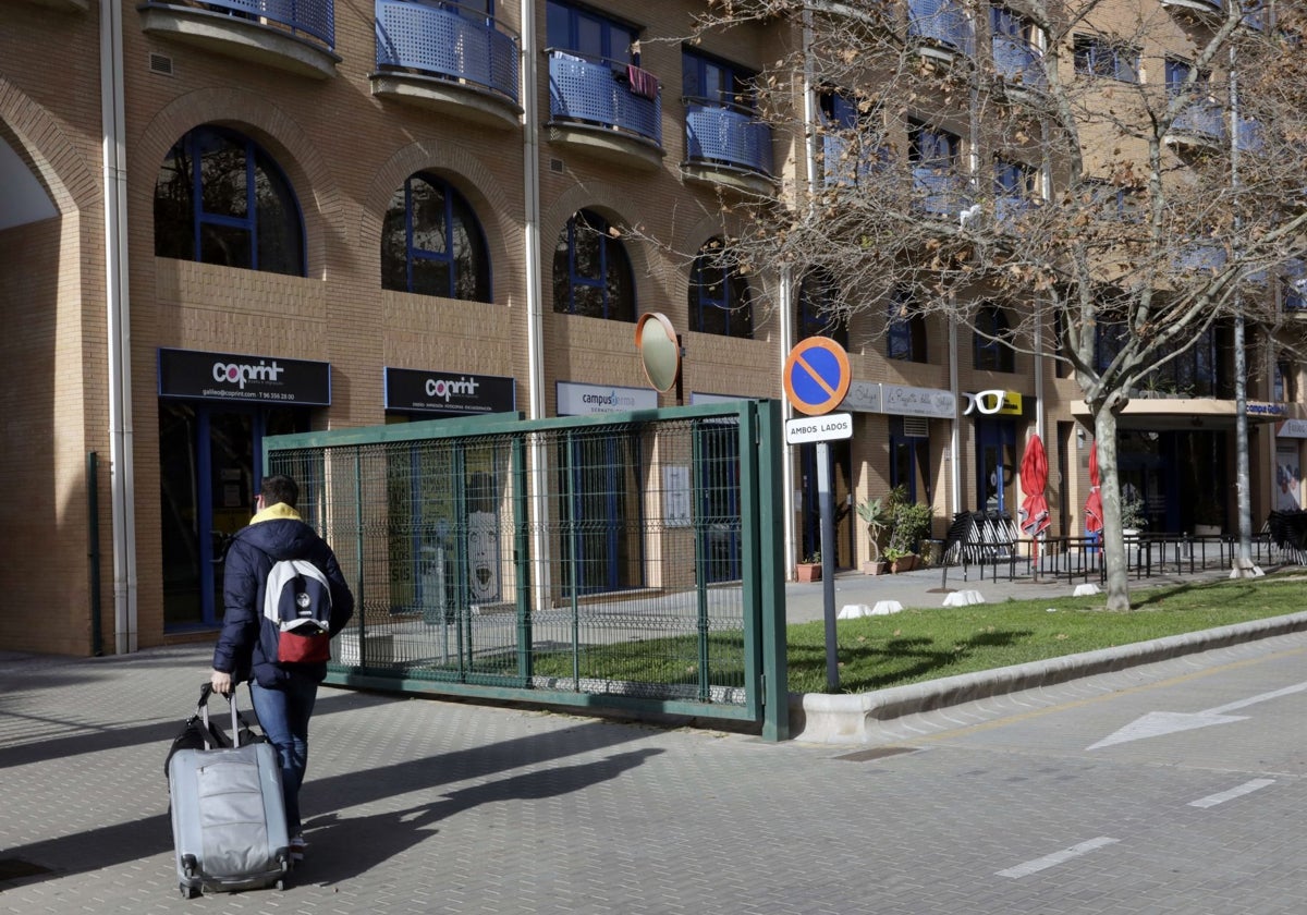 Un estudiante se dirige a la entrada principal del Galileo Galilei.