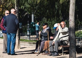 Jubilados en un parque.