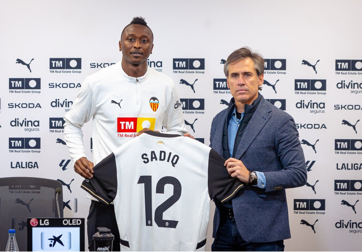 Umar Sadiq, posando junto a Miguel Ángel Corona.