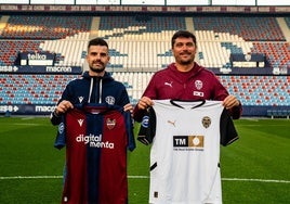 Roger Lamesa, técnico del Levante y Cristian Toro, técnico del Valencia posan en el Ciutat de Valencia