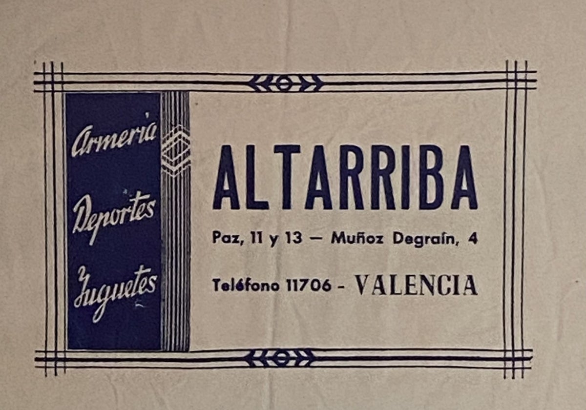 Publicidad de la tienda que se puede ver en el interior de la cabina telefónica que expone el museo L'Etno de Valencia.