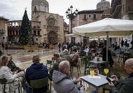 Un grupo de turistas pasea por las calles del centro de la ciudad.