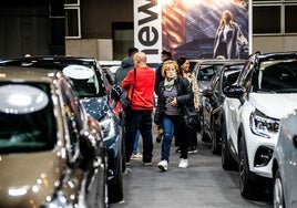 Un grupo de compradores, en la Feria del Automóvil de Valencia.