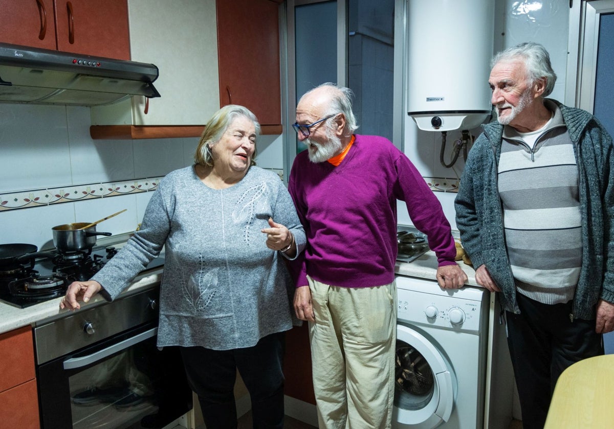 Puri suele hacer la comida para ella y Félix mientras Antonio está en el programa Menjar a casa.