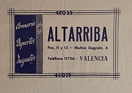 Publicidad de la tienda que se puede ver en el interior de la cabina telefónica que expone el museo L'Etno de Valencia.