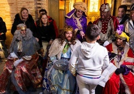 Los Reyes Magos saludan a todos los niños desde el balcón del Ayuntamiento de Valencia en 2024.