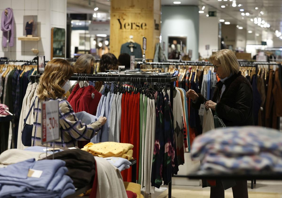 Dos mujeres compran en El Corte Inglés.