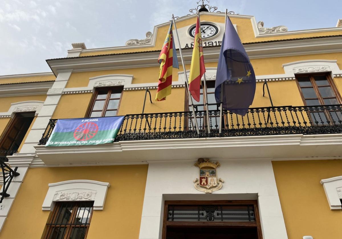 El Ayuntamiento de Burjassot, con la bandera del Pueblo Gitano.