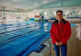 Pere Antoni, alcalde de Canet, junto a la piscina.