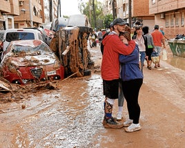 Dos personas se consuelan en Paiporta dos días después de la dana.