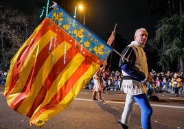 La Senyera ondea en la Cabalgata de Reyes Magos de Madrid, celebrada este domingo.