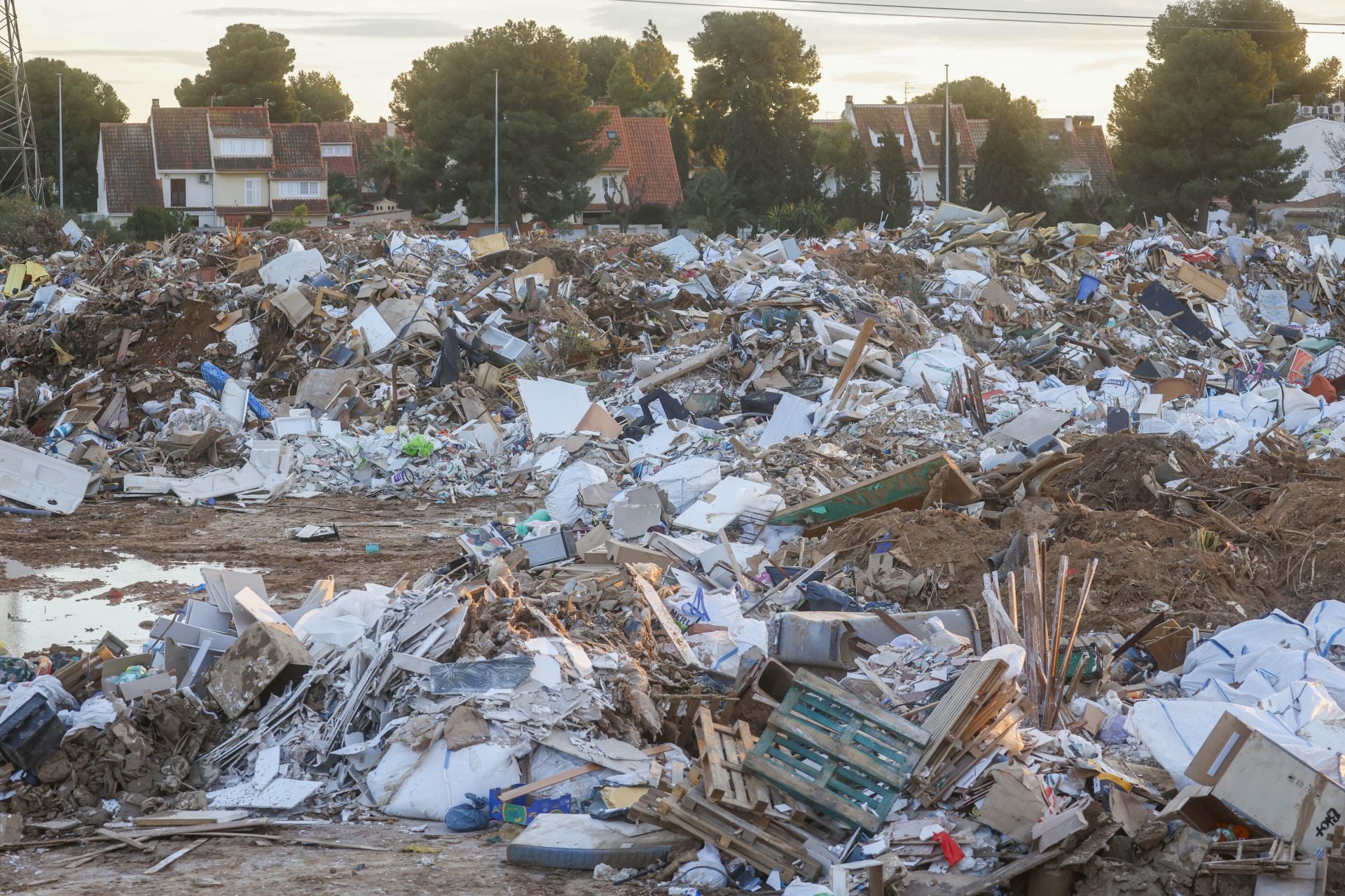 Imagen principal - Vecinos de Paiporta soportan malos olores por la ubicación de un vertedero de la dana junto a sus casas