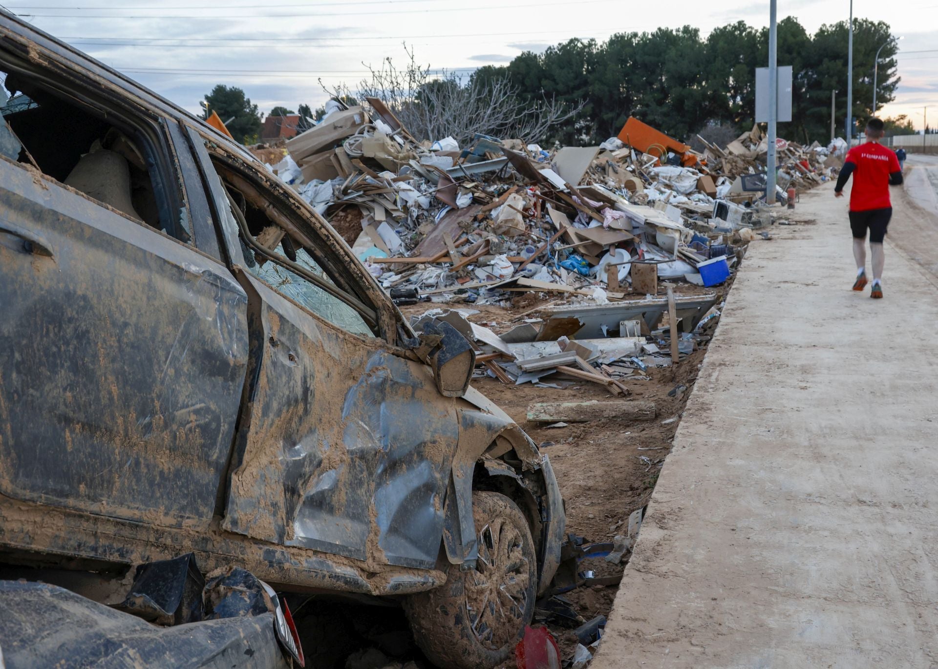 Imagen secundaria 1 - Vecinos de Paiporta soportan malos olores por la ubicación de un vertedero de la dana junto a sus casas