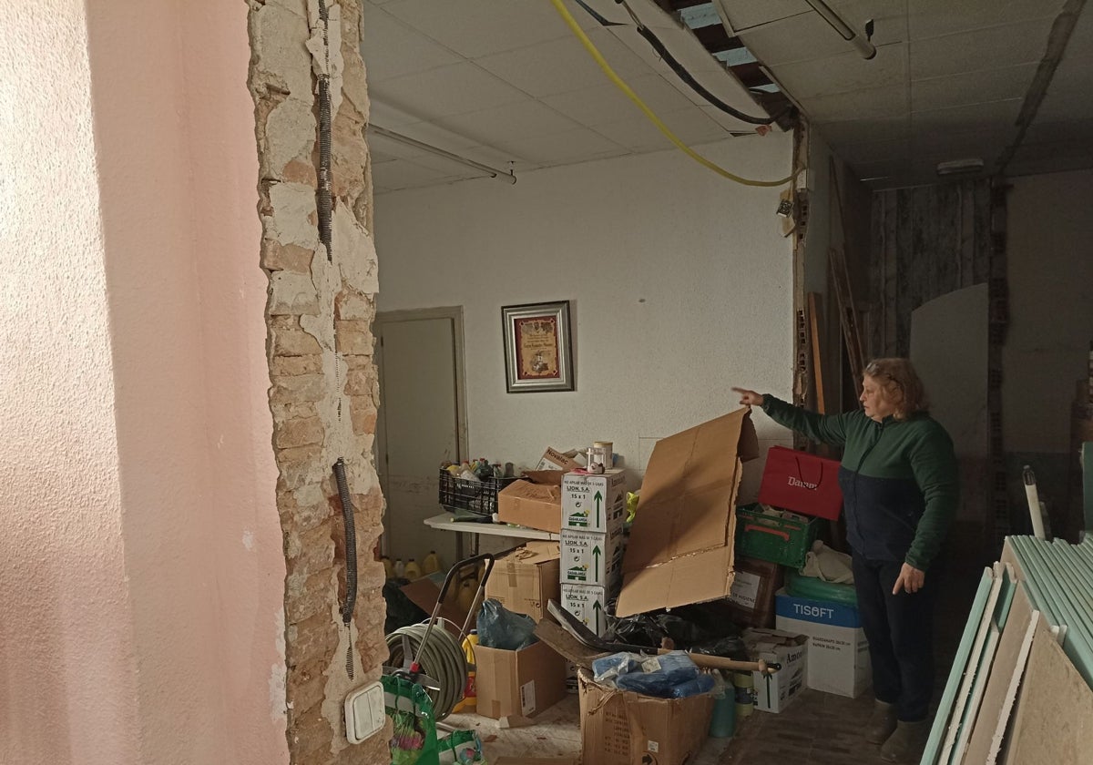 María Teresa señala las zonas más dañadas de su local de catering.