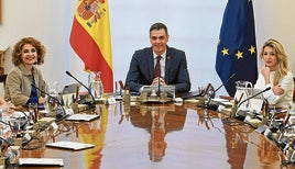 El presidente Pedro Sánchez y la vicepresidenta María Jesús Montero.